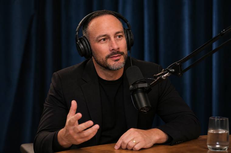 JR Ortiz sendo entrevistado num estúdio de podcast